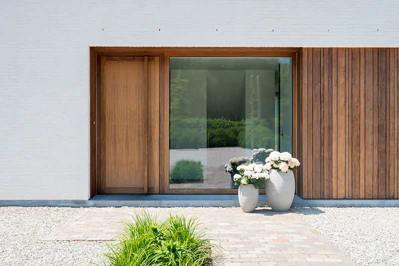 Bruine houten buiten deur in moderne stijl