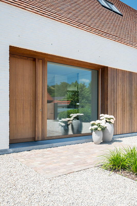 Bruine houten buiten deur in moderne stijl