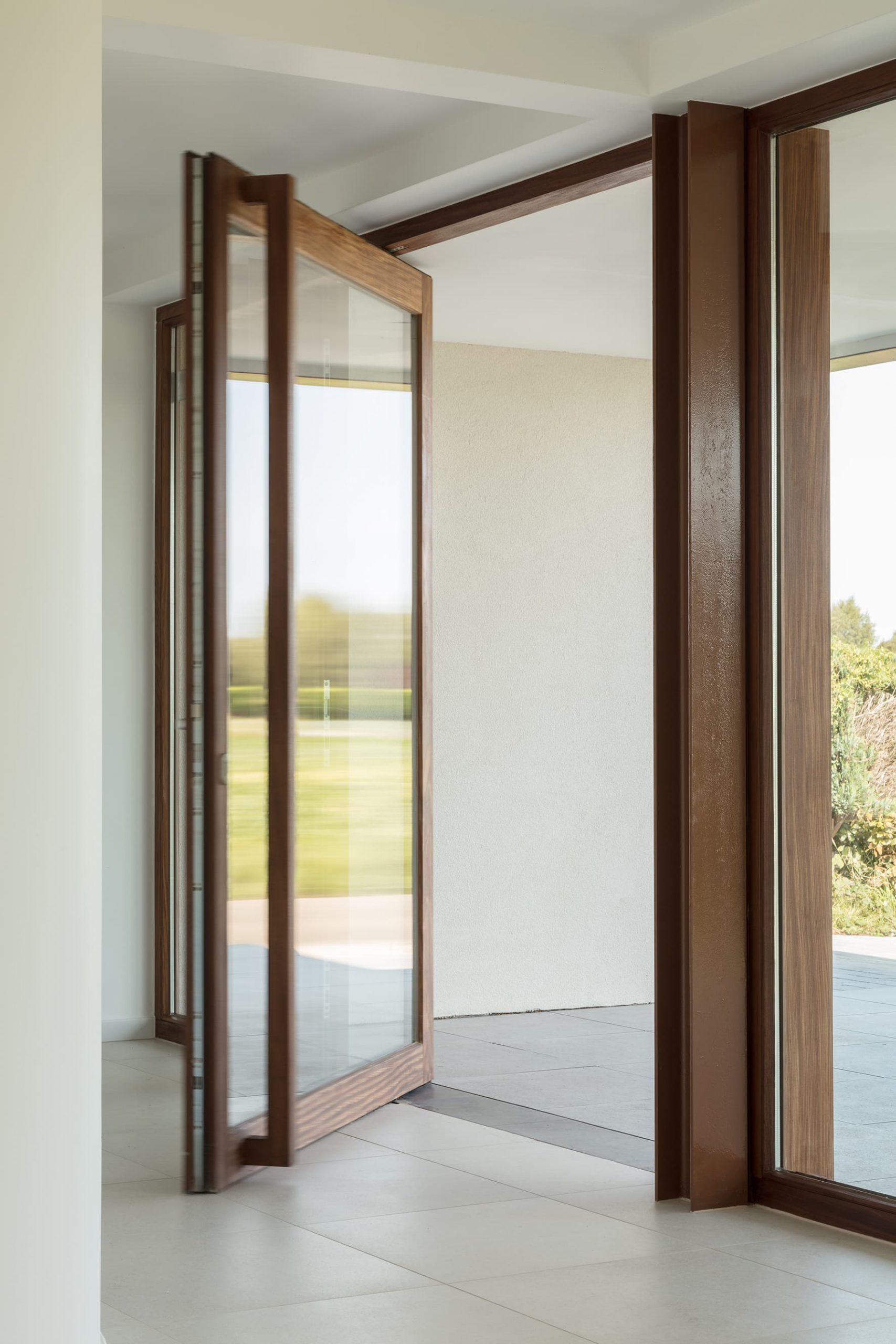 Moderne houten deur met glas