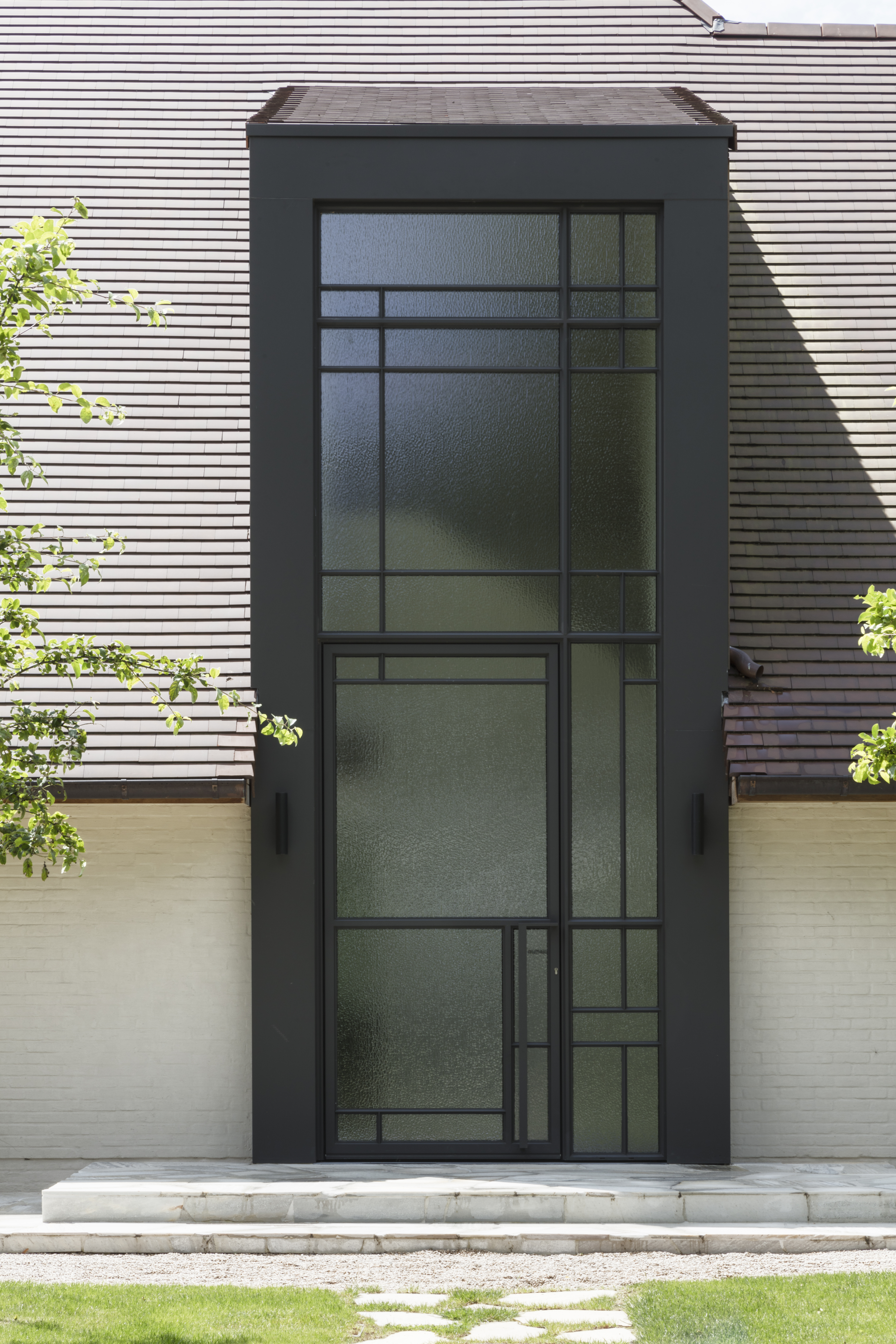 Zwarte aluminium voordeur in art deco stijl