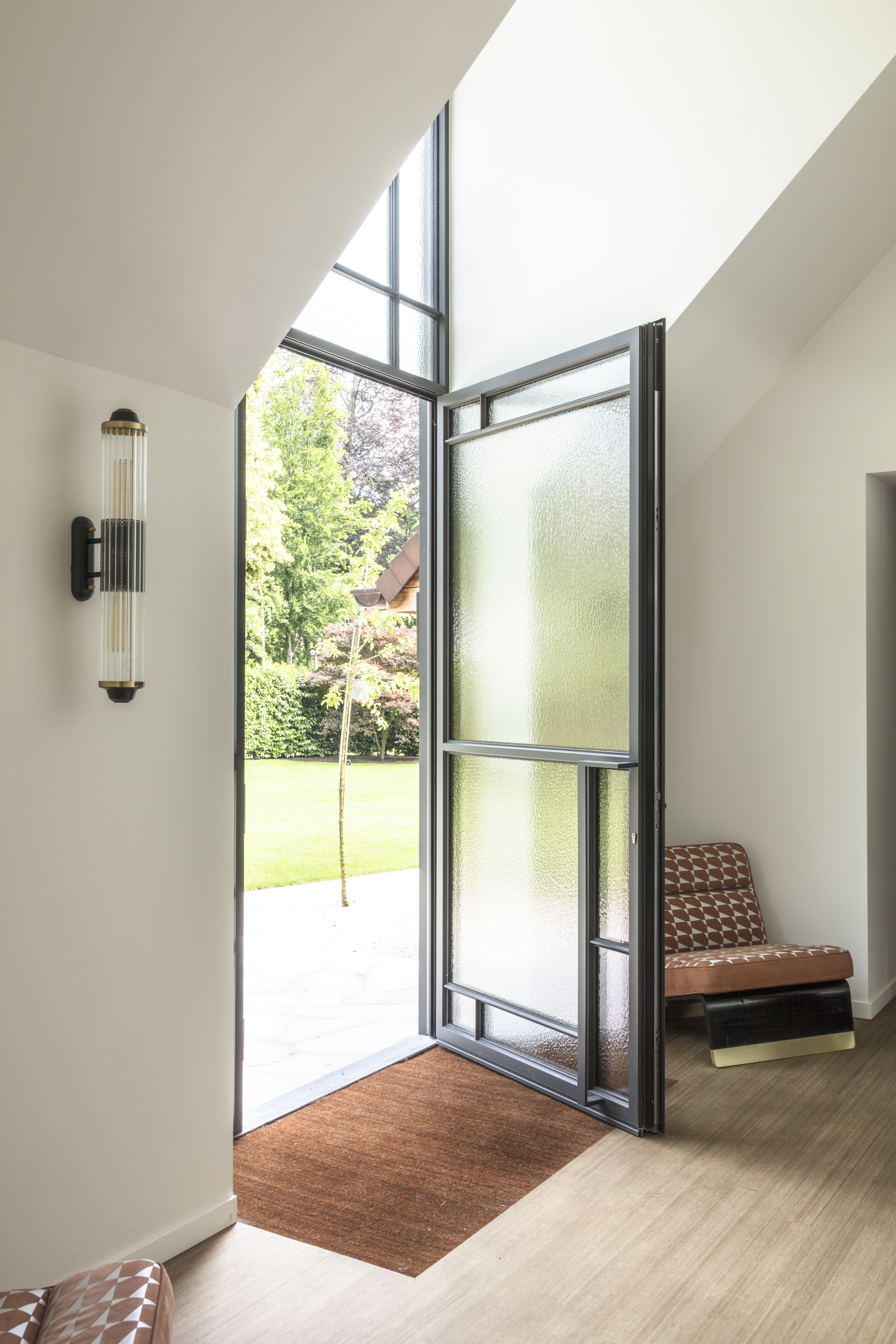 zwarte aluminium voordeur in glas in art deco stijl