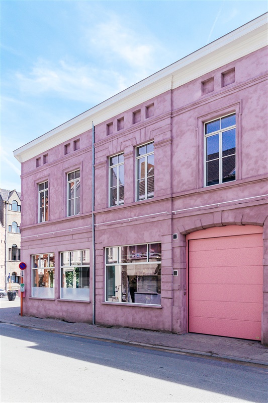 roze gevel witte steellook van de premium printshop