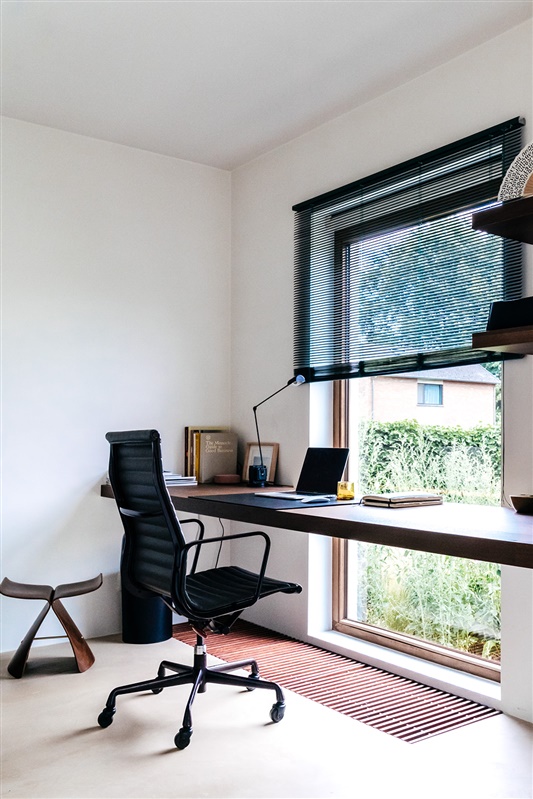 bureau met groot houten raam