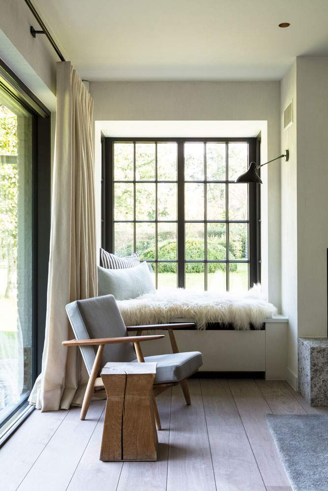 klassiek houten raam met verdelingen