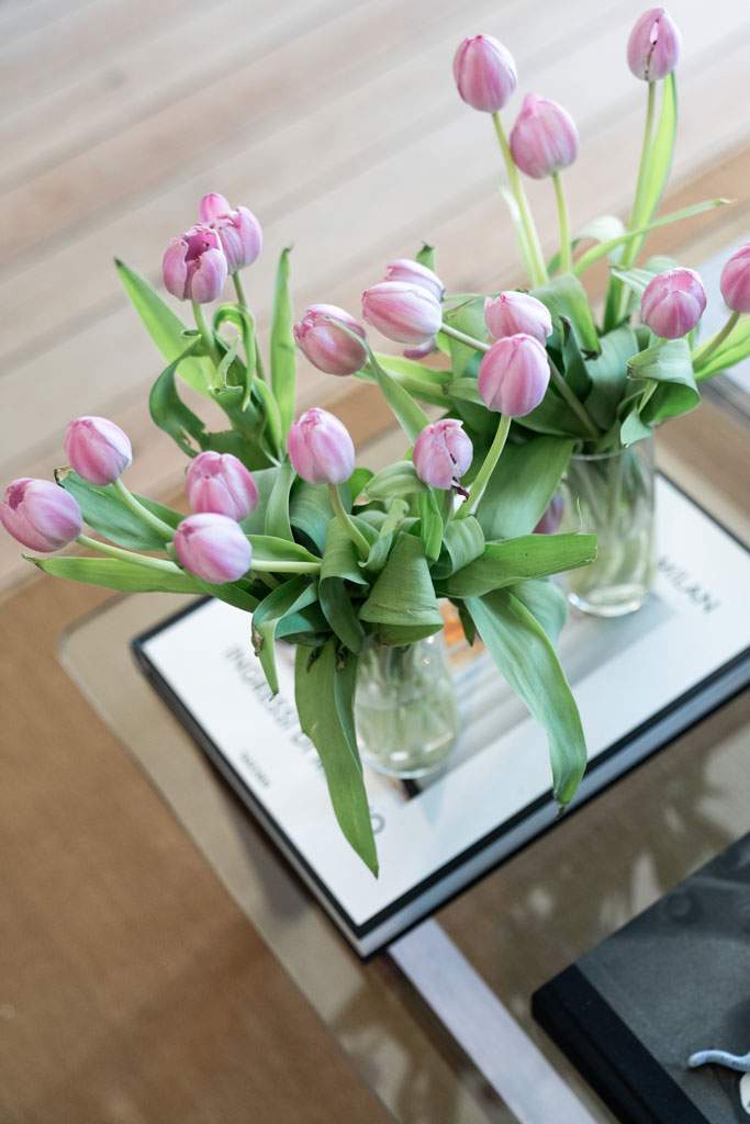 tulpen in twee vaasjes op tafel
