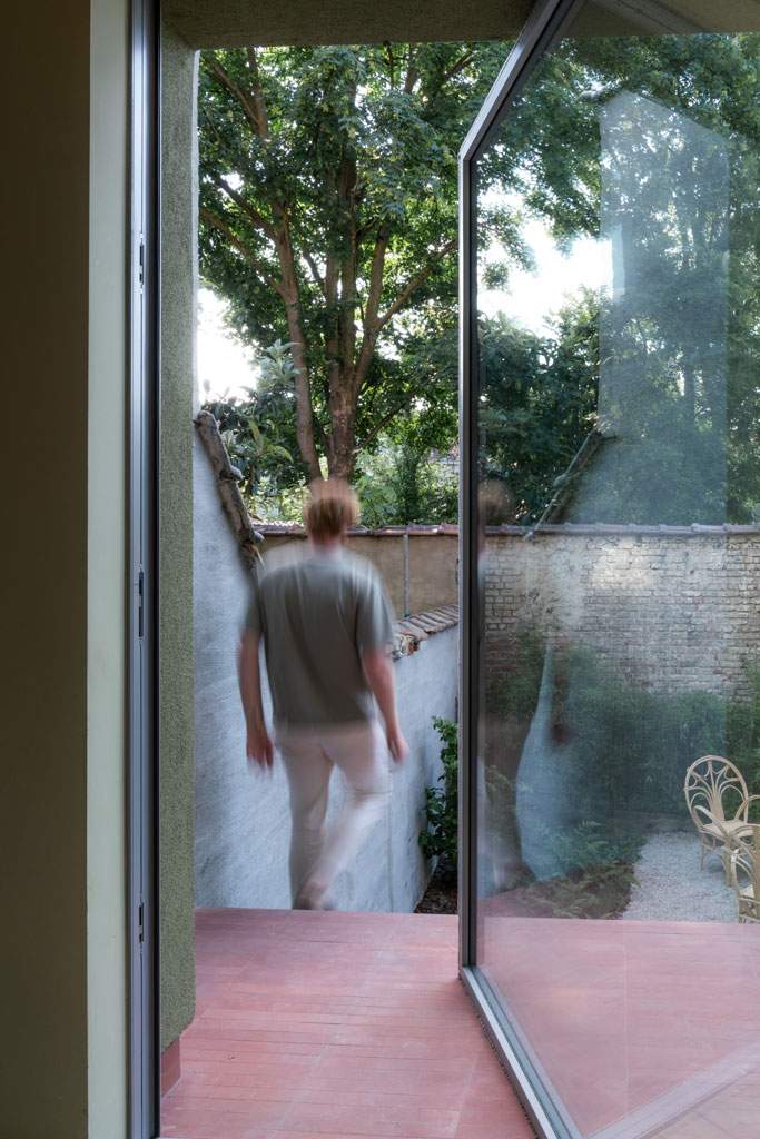 Ik hou van smalle raamprofielen en wou het zicht naar de tuin niet ‘opsplitsen’. Daarom koos ik voor een pivoterend raam in plaats van een schuifraam.